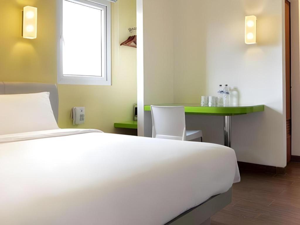 Amaris Hotel Mangga Besar Джакарта Экстерьер фото